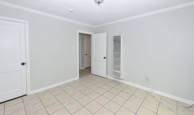 Building Photo - 903 W Kern Rd