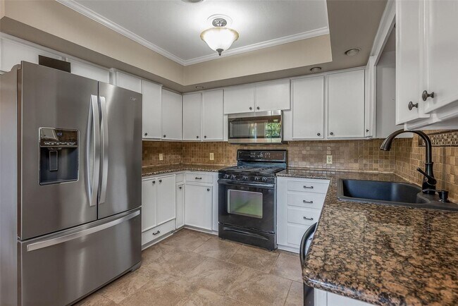 Building Photo - Available Now in Beautiful Southern Hills!