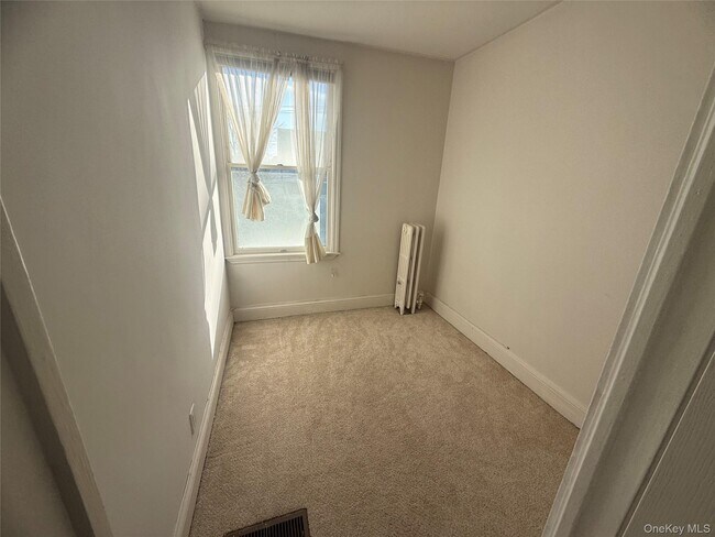 Building Photo - 15 William St