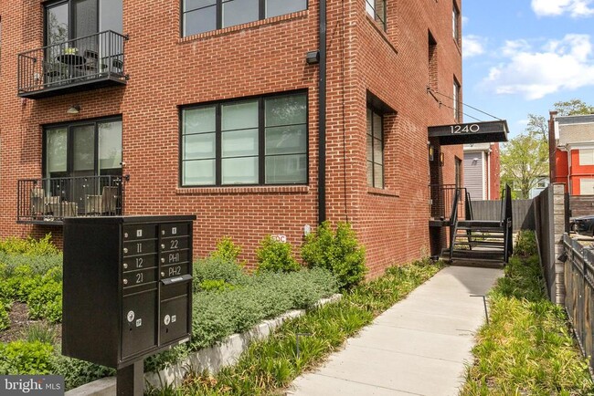Building Photo - 1240 Raum St NE