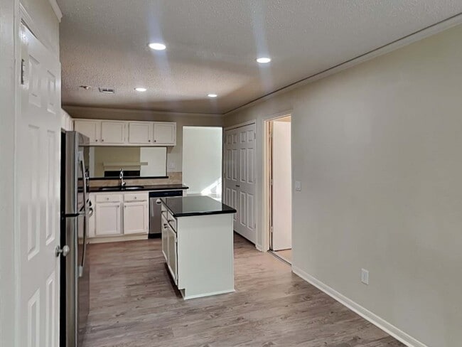 Building Photo - 110 S Village Knoll Cir