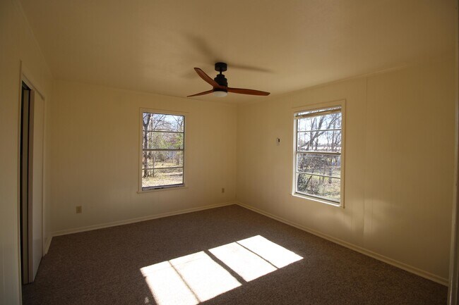 Building Photo - 605 W Hill St