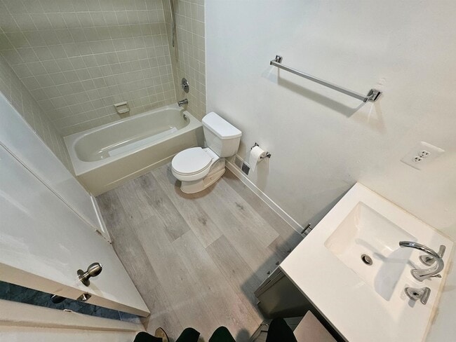 Building Photo - 806 Spinnaker Ct