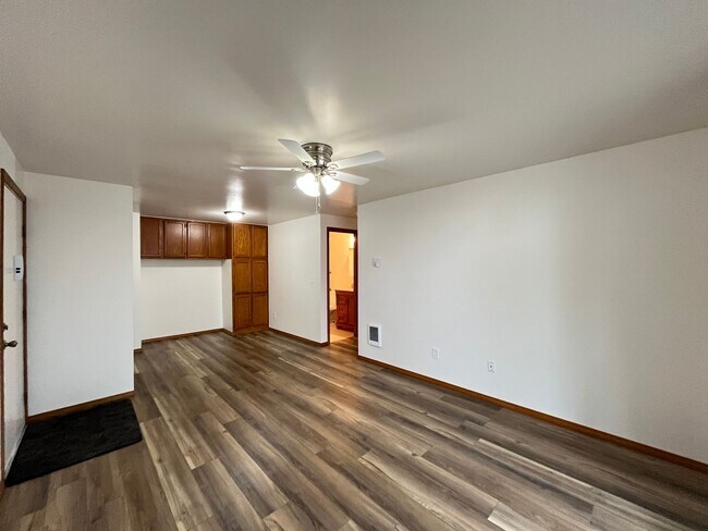 Building Photo - Updated 1st floor 1 X 1 Beaverton Condo! Close to Downtown Beaverton! Spacious & Open, Close to N...