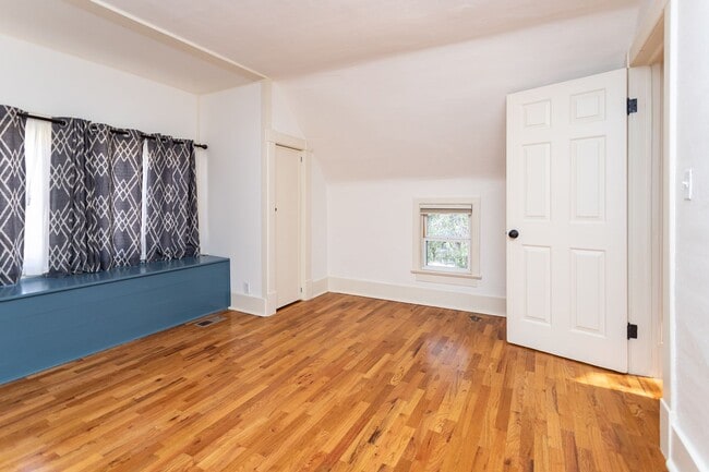 Building Photo - 12 W Brookside St