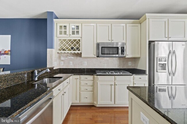 Building Photo - 2509 S Kenmore Ct