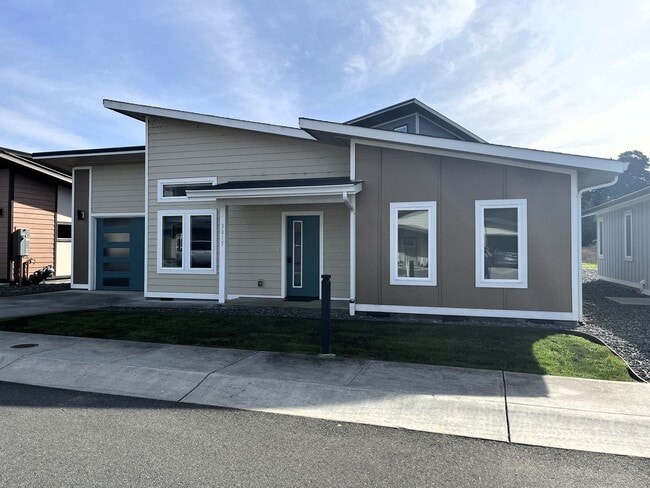 Building Photo - Built In 2021 - High End 2/2 Home With Full Access To Onsite Recreation Center With Pool!