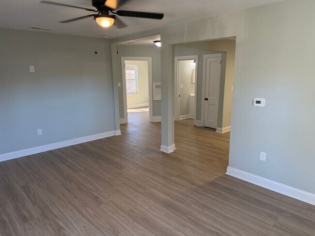 Building Photo - Beautifully Renovated 2 Bedroom Home!