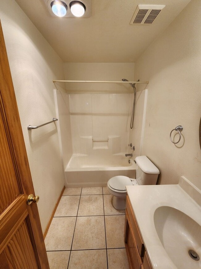 Building Photo - 2100 Hickory Dr