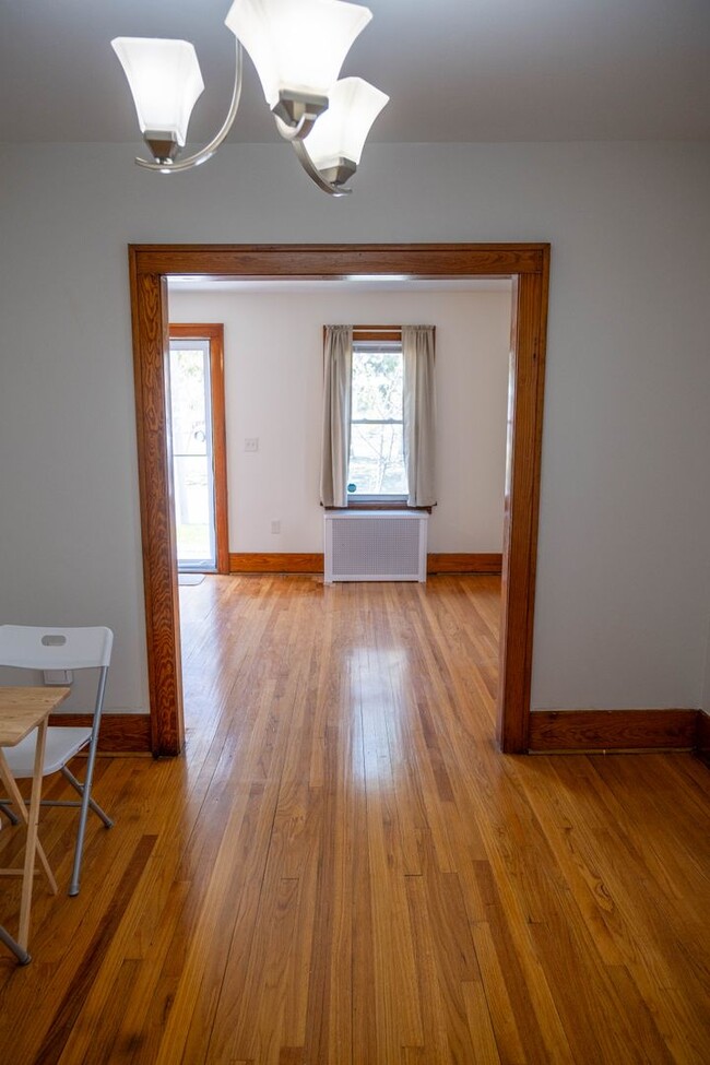 Building Photo - Charming 3 bedroom