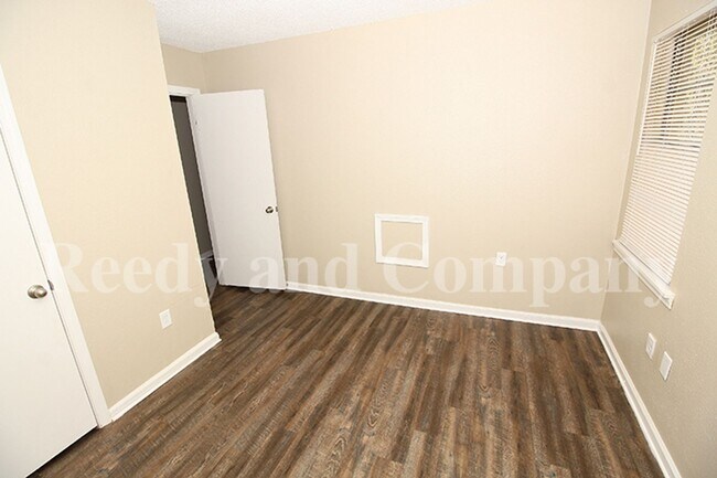 Building Photo - 3230 Sweet Springs Dr