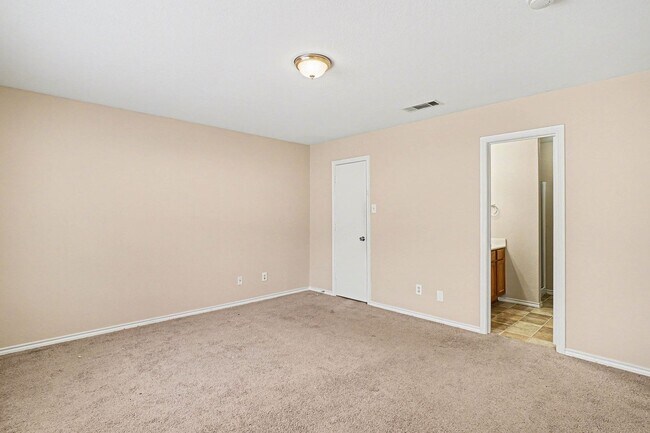 Building Photo - Updated 3-2-2 in Dallas! New Carpet and Paint! Big Yard!