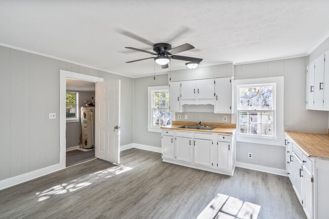 Building Photo - 611 E Main St