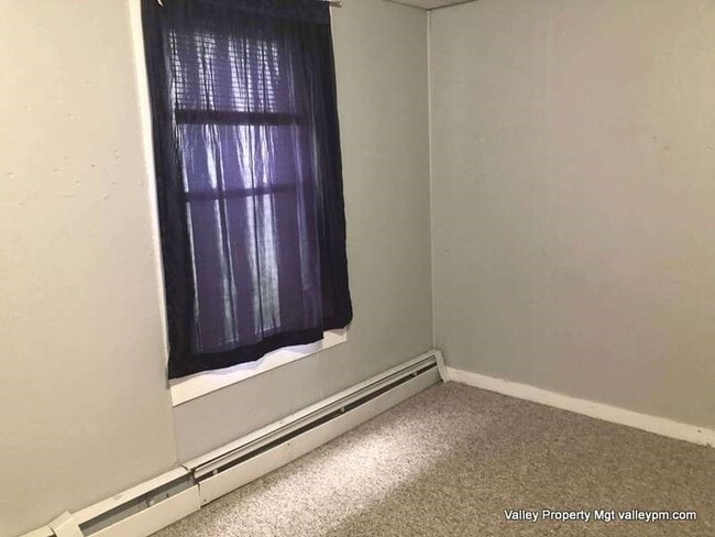 Building Photo - 697 Main St