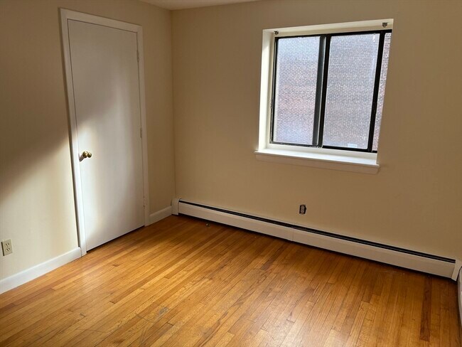 Building Photo - 39 Linden St