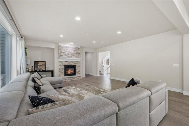 Building Photo - Luxury Living at Sagebrook