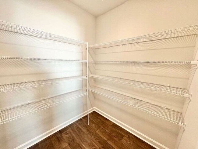 Building Photo - **$1000 off first months rent with acceptable credit and application**Available NOW!! 4 bedroom 2...