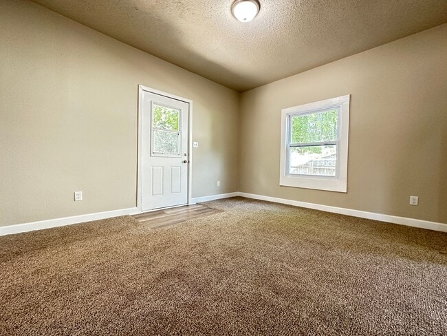 Building Photo - Updated 3 Bedroom 1,800 SQFT Home for Rent