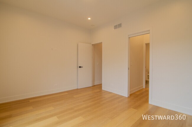 Building Photo - 2046 W Washington Blvd