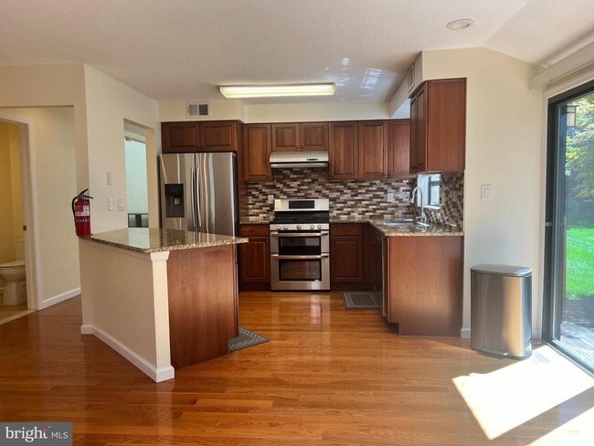 Building Photo - 80 Sayre Dr