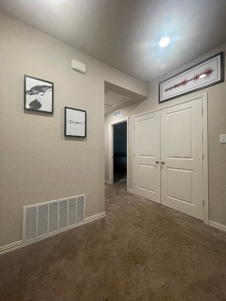 Building Photo - 3201 Solana Cir