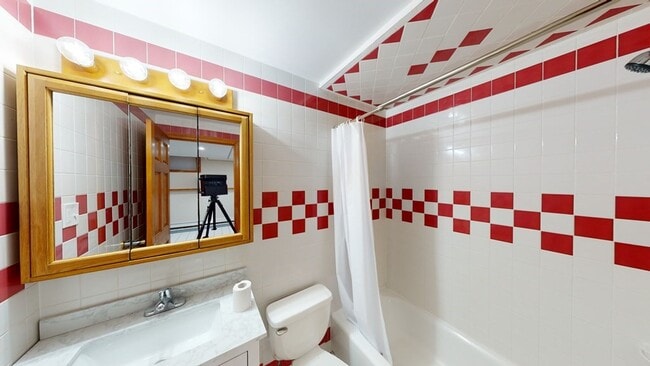 Building Photo - 1904 Beacon St