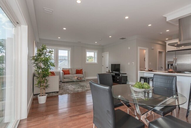 Building Photo - 71 Savin St