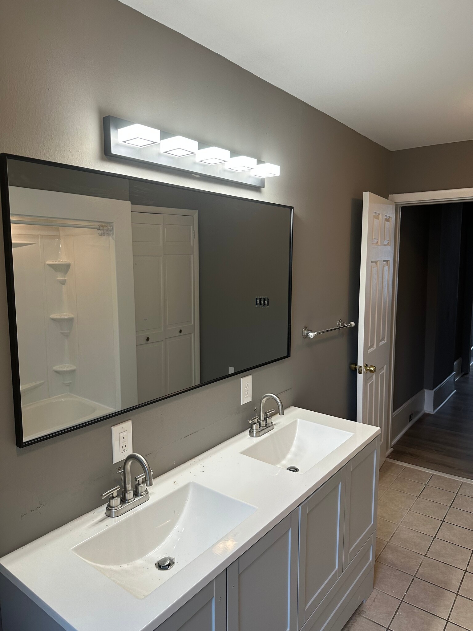 Building Photo - 204 Baldwin St