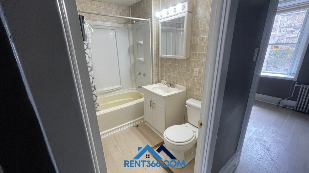 Building Photo - 403 E Norwegian St