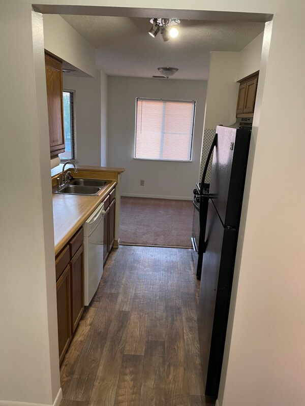 Building Photo - 2200 Hedgerow Road