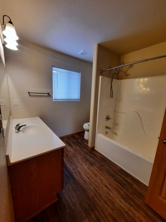 Building Photo - 3 BEDROOM | 2 BATH | TRI-LEVEL | NORTH