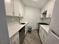 Building Photo - 2 Bay Club Dr