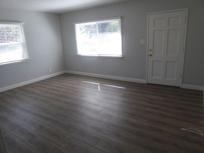 Building Photo - 2031 N Parish Pl