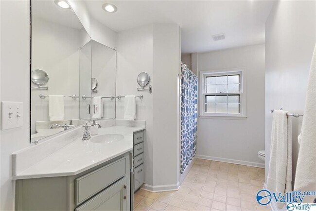 Building Photo - 204 Roy Dr