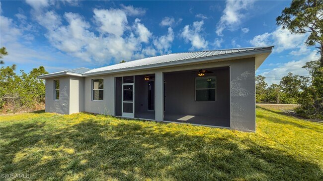 Building Photo - 438 Raymer St