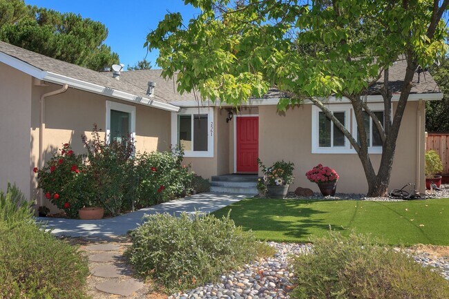 Building Photo - Come check out this lovely 3 bedroom 2 bat...