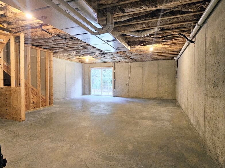 Building Photo - 361 Cedar Holw