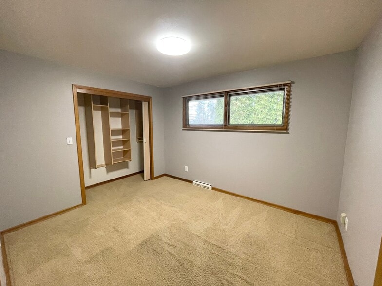 Building Photo - 3332 W Elmhurst Ave