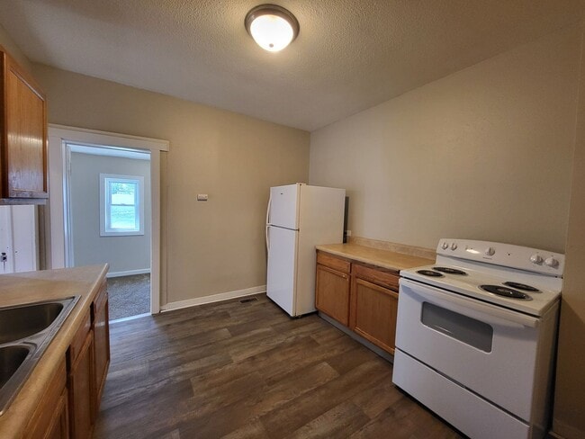 Building Photo - Affordable 3 Bedroom, 1 Bathroom Duplex wi...
