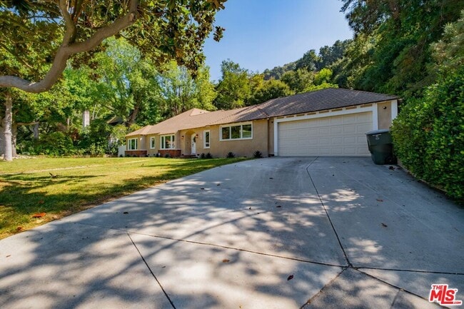 Building Photo - 2760 E Glenoaks Blvd