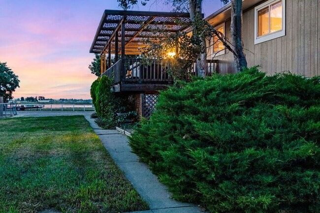 Building Photo - Spacious Bi-Level Home with Mountain & Lak...