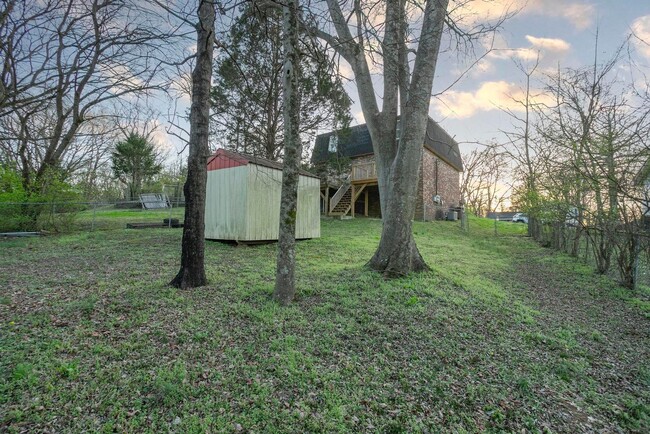 Building Photo - Charming Nashville Home!