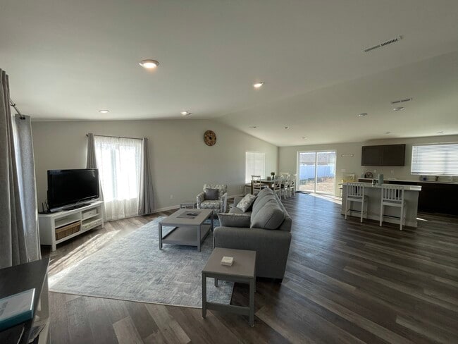 Building Photo - 170 Manzanita Dr