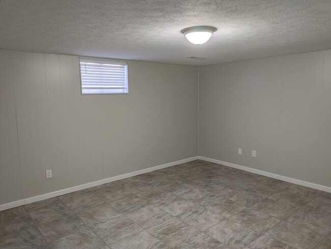 Building Photo - COZY TOWNHOME IN WILLOW TERRACE