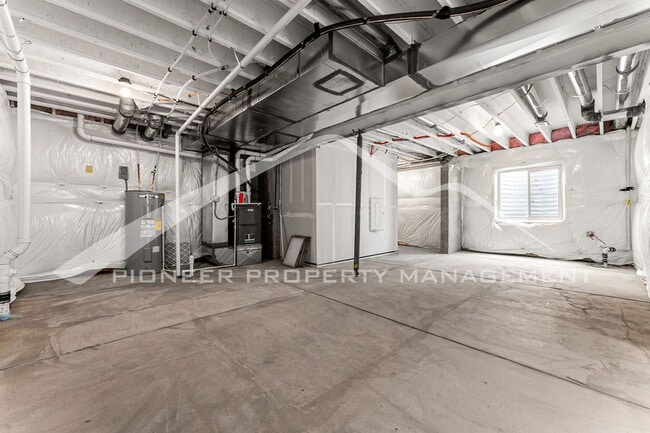 Building Photo - Charming Townhouse with Washer/Dryer and Garage