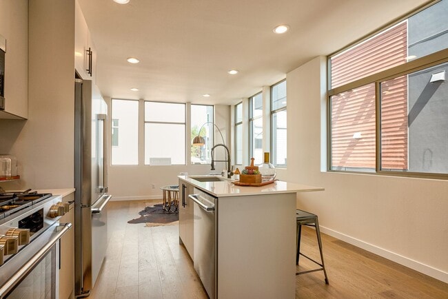 Building Photo - Ballard Townhouse