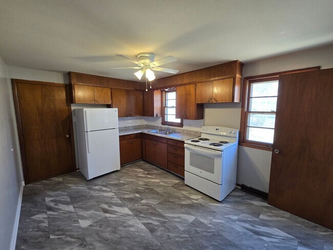 Building Photo - 3-4 bedroom ranch with attached garage, fe...