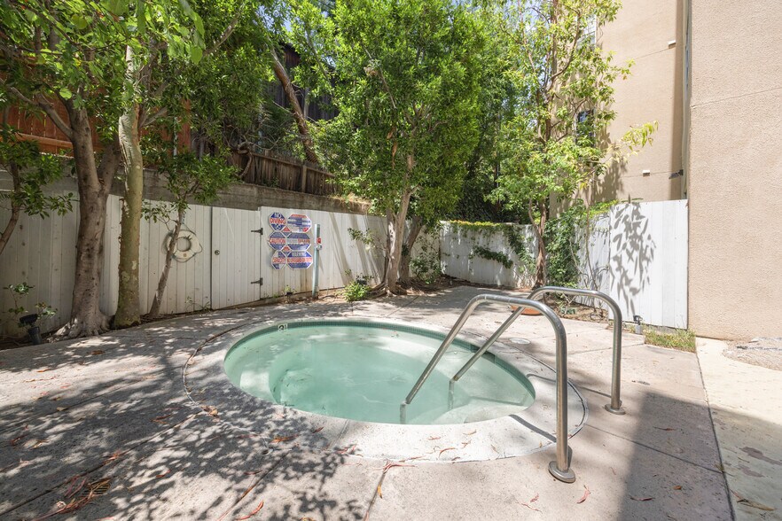 Outdoor Jacuzzi - 1875 S Beverly Glen Blvd