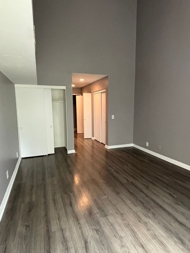 Building Photo - Two Masters Plus Loft Updated Condo in Long Beach