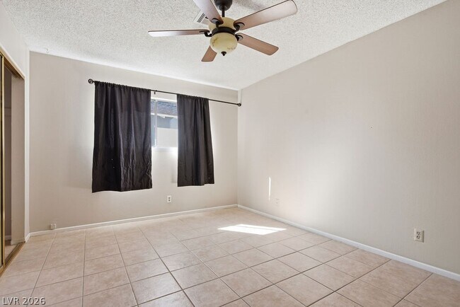 Building Photo - 4561 Paseo El Rio Dr